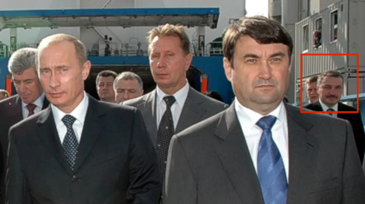Андрєй Шкрабо у периметрі охорони Владіміра Путіна на відкритті паромної лінії “ Усть-Луга – Балтійськ”. Фото:mintrans.gov.ru 2006