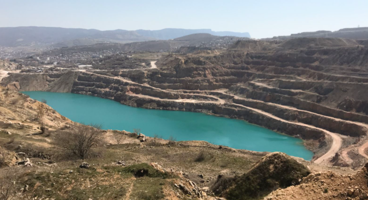 Блакитне озеро в Кадиковському кар'єрі, воду якого окупанти планували подавати до Севастополя Фото: RFE/RL 