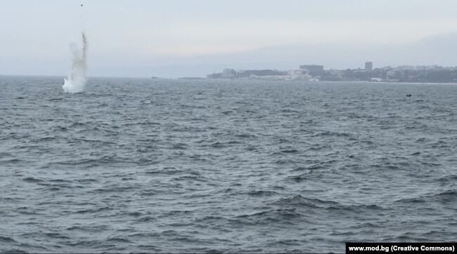 Знищення морської якірної міни, виявленої за 250 метрів від болгарського узбережжя, березень 2024 року