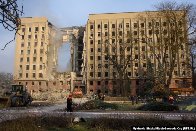 Російська ракета пробила 9 поверхів Миколаївської ОДА. Загинуло що найменше 12 людей, 33 особи отримали поранення. 29 березня 2022 року