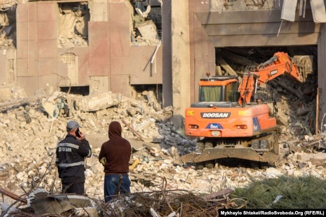 Розбирання завалів у місці влучення російських ракет. Миколаїв, 29 березня 2022 року