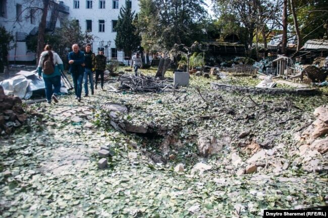 Вирва посеред міста, внаслідок обстрілу Миколаєва російським ЗРК С-300. 22 вересня 2022 року