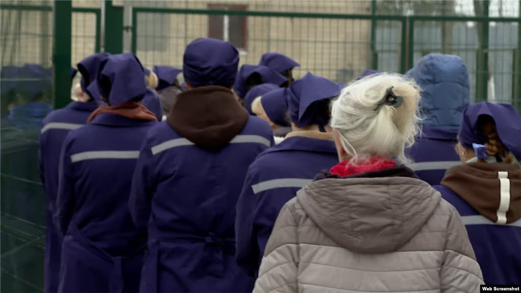 Жінки шикуються на обід в колонії на сході України