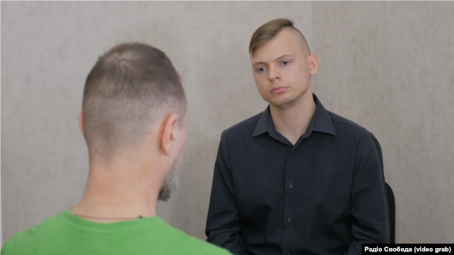 Цей засуджений (сидить спиною) – єдиний зі співрозмовників Радіо Свобода, хто визнав що вчинив злочин проти України, коли передавав дані співрозмовникам з РФ про розташування сил оборони України. Розмову веде журналіст Олександр Матюшенко