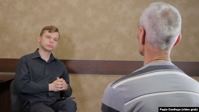 Журналіст Олександр Матюшенко і обвинувачений у держзраді під час запису інтерв’ю. На той момент обвинуваченому (сидить спиною до камери) було 50 років.