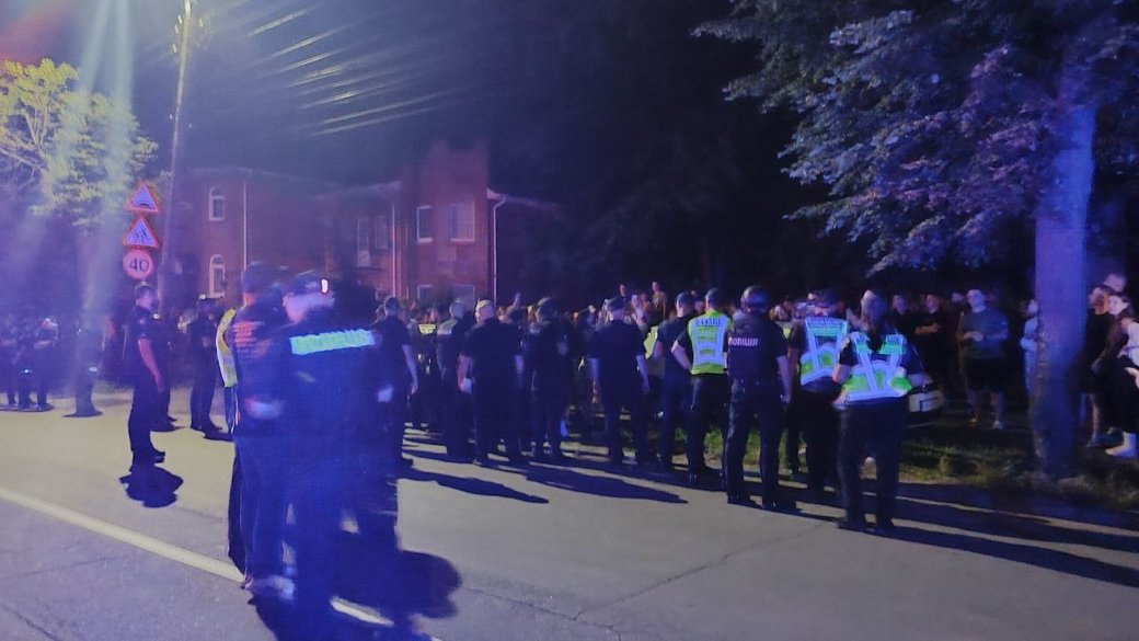 Люди мітингують біля місцевого стадіону, куди, ймовірно, привезли чоловіків в рамках мобілізації. Вінниця. 1 серпня 2025 рік.