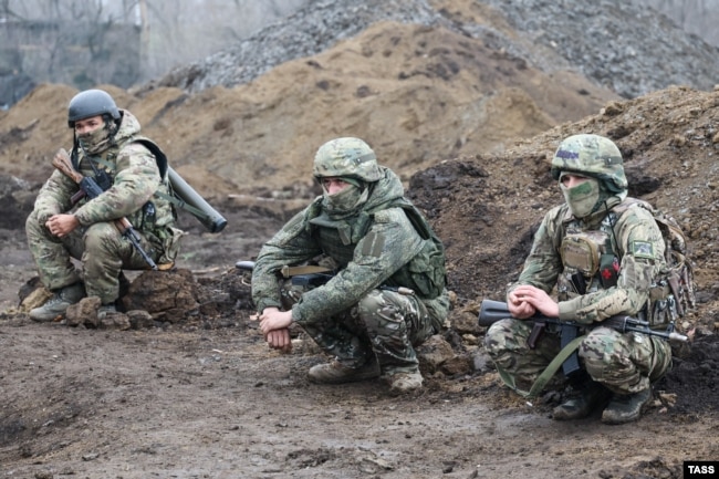 Російські солдати на військових навчаннях у березні 2025 року