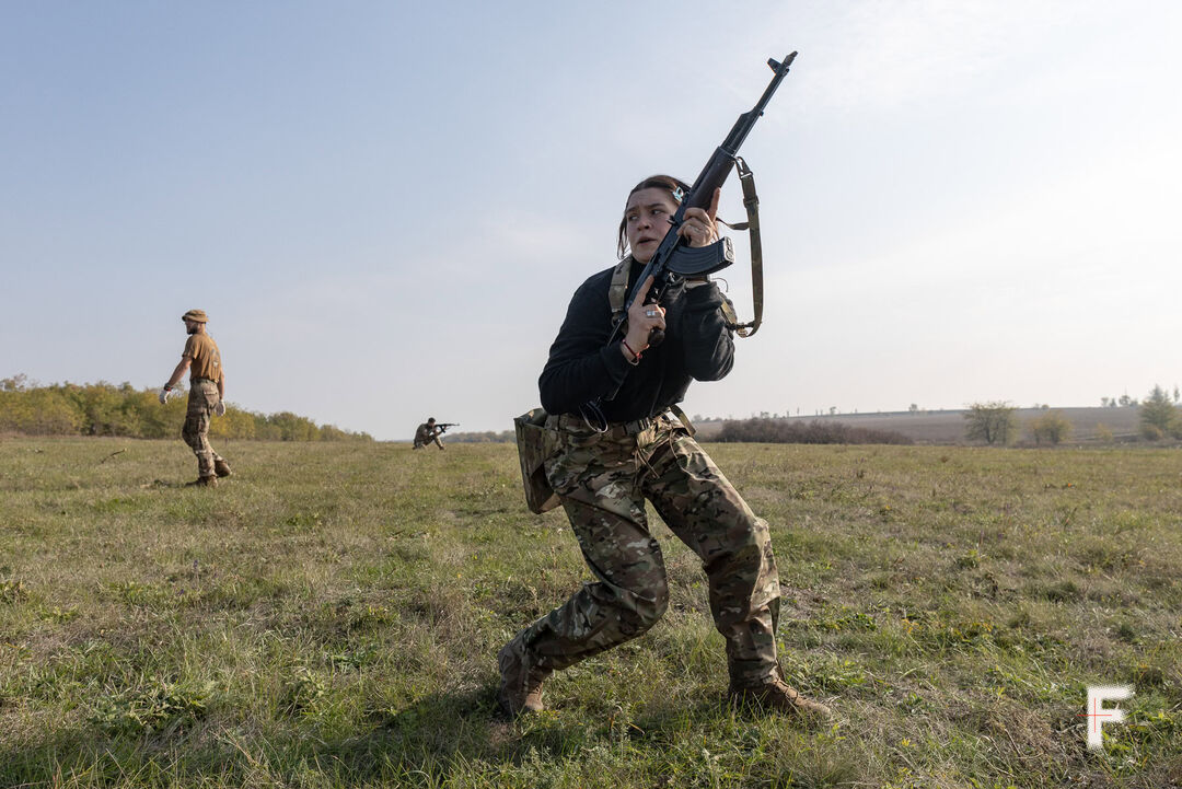 Юлія, позивний «Брукс», під час тренування на полігоні, Запорізька область, 29 жовтня 2024 року. Андрій Дубчак / Frontliner