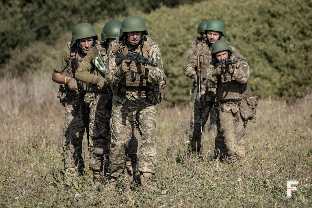 Піхотинці-штурмовики з-поміж колишніх ув’язнених відпрацьовують тактичне пересування на полігоні в Запорізькій області, 20 серпня 2024 року. Андрій Дубчак / Frontliner