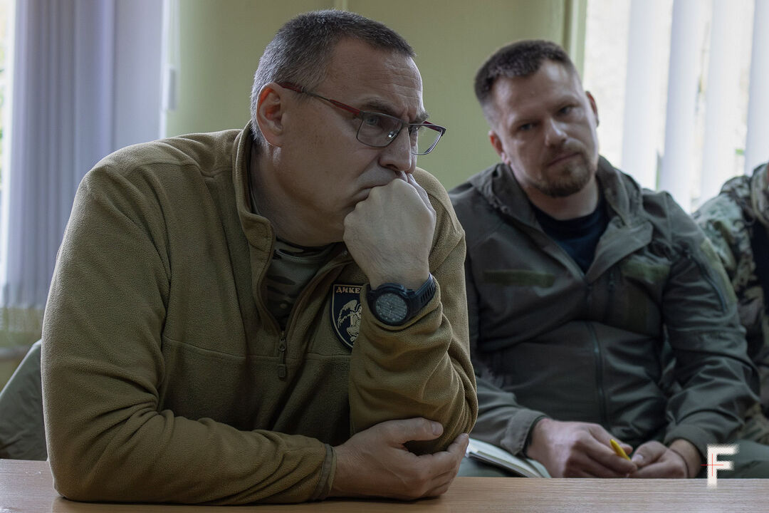 «Джаз» та командир батальйону «Шквал» – «Йожик» (праворуч) під час відбору нових людей на службу в 1 ОШП в одній з виправних колоній Харківської області, Україна, 23 жовтня 2025 року. Діана Делюрман / Frontliner
