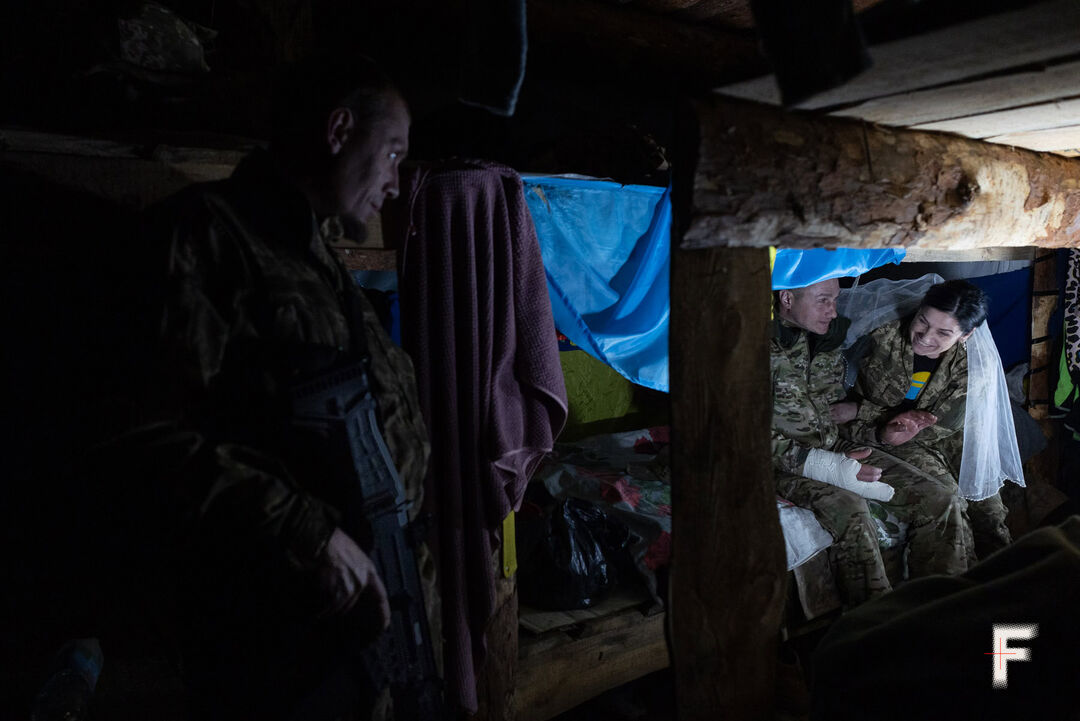 Весілля «Сусліка» та «Кота» – колишніх ув’язнених, які підписали контракт із ЗСУ. Позивний «Солдат» зайшов у бліндаж до «Кота» та його вже дружини «Сусліка» після їхнього повернення з РАЦСу в Запоріжжі. Польовий тренувальний табір 1 ОШБ. Запорізька область, 29 жовтня 2024 року. Андрій Дубчак / Frontliner
