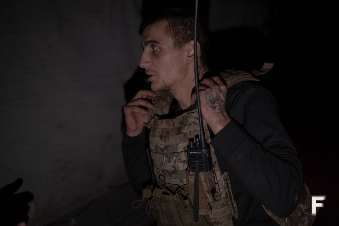 Олексій, позивний «Лям», знімає бронежилет після виходу з позицій, на яких він провів два тижні. Покровський напрямок, 7 листопада 2025 року. Надія Карпова / Frontliner