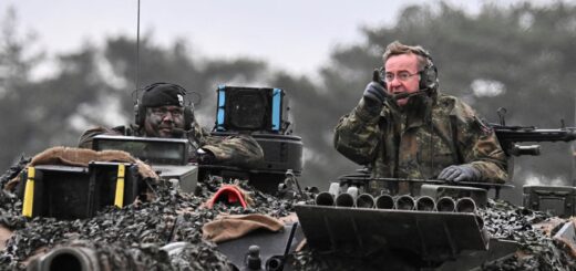 Міністр оборони Німеччини Борис Пісторіус їде в танку 