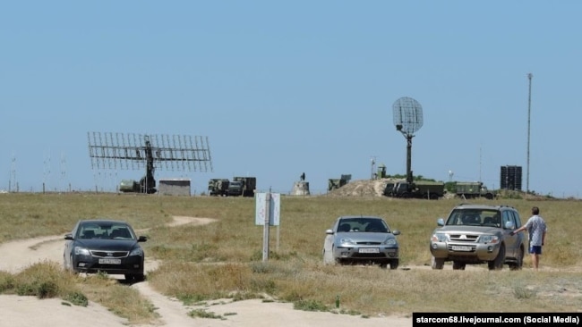 Російські РЛС «Небо–М» та РЛС «Каста–2Е2» (праворуч). Тарханкут, Крим, 2016 рік