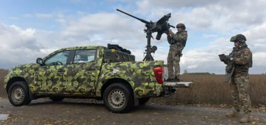 Мобільна вогнева група з кулеметом і ПЗРК «Stinger» зі складу ППО 1129-го зенітного ракетного Білоцерківського полку під час захисту Київщини від «Шахедів» та крилатих ракет. Київська область, 29 жовтня 2025 року. Андрій Дубчак / Frontliner