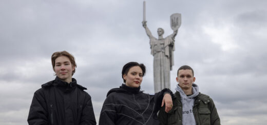 Кримчани, які втекли з тимчасово окупованого півострова Крим, (зліва направо): Артем Звенигородський, Поліна Кустарьова, Дмитро Гаєвський, Київ, Україна, 23 Грудня 2025. Максим Кішка/Frontliner