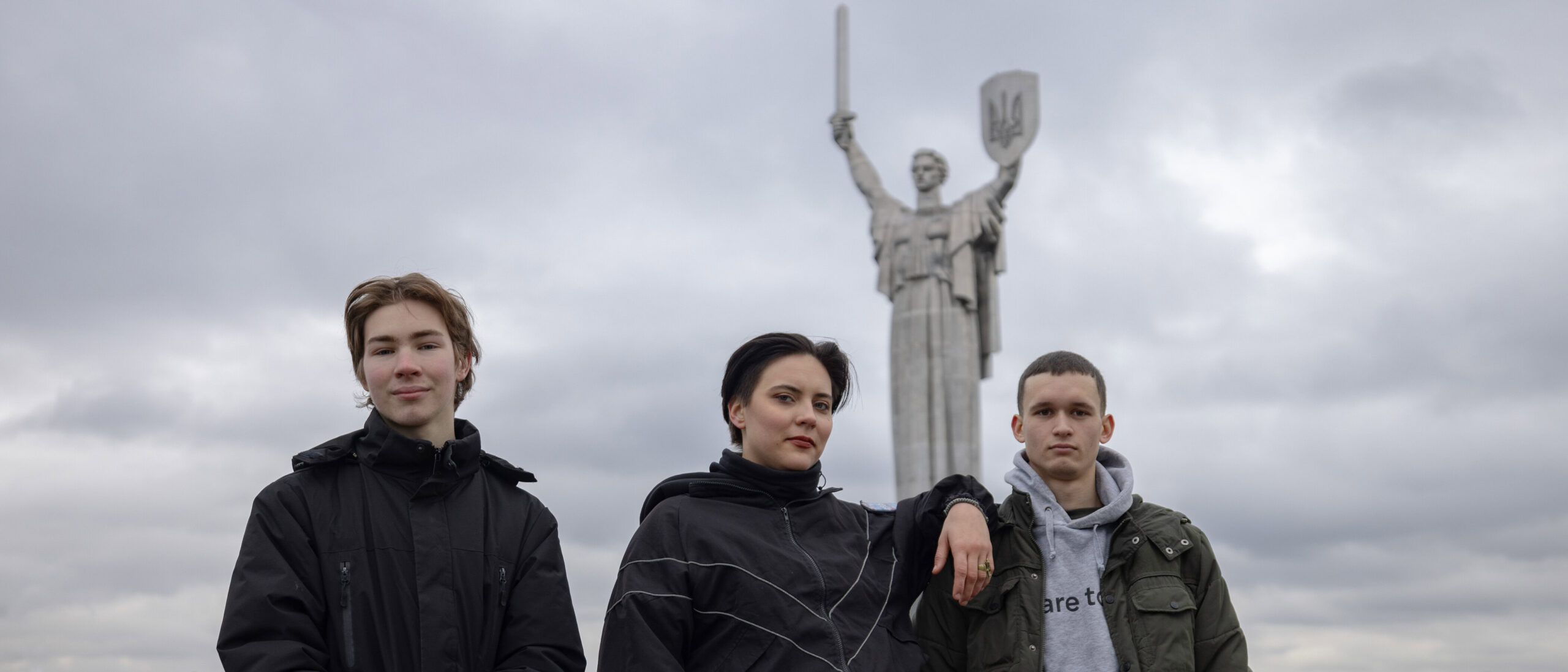 Кримчани, які втекли з тимчасово окупованого півострова Крим, (зліва направо): Артем Звенигородський, Поліна Кустарьова, Дмитро Гаєвський, Київ, Україна, 23 Грудня 2025. Максим Кішка/Frontliner