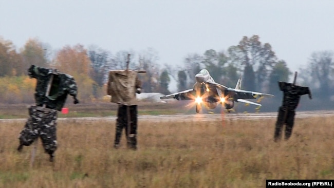 Винищувач МіГ-29 Повітряних сил ЗСУ підіймається в небо з військового аеродрому поблизу Києва, 2021 рік
