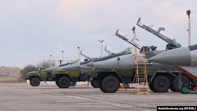 Архівна світлина. Винищувачі МіГ-29 Повітряних сил ЗСУ перед початком льотної зміни на військовому аеродромі в Київській області, 2021 рік