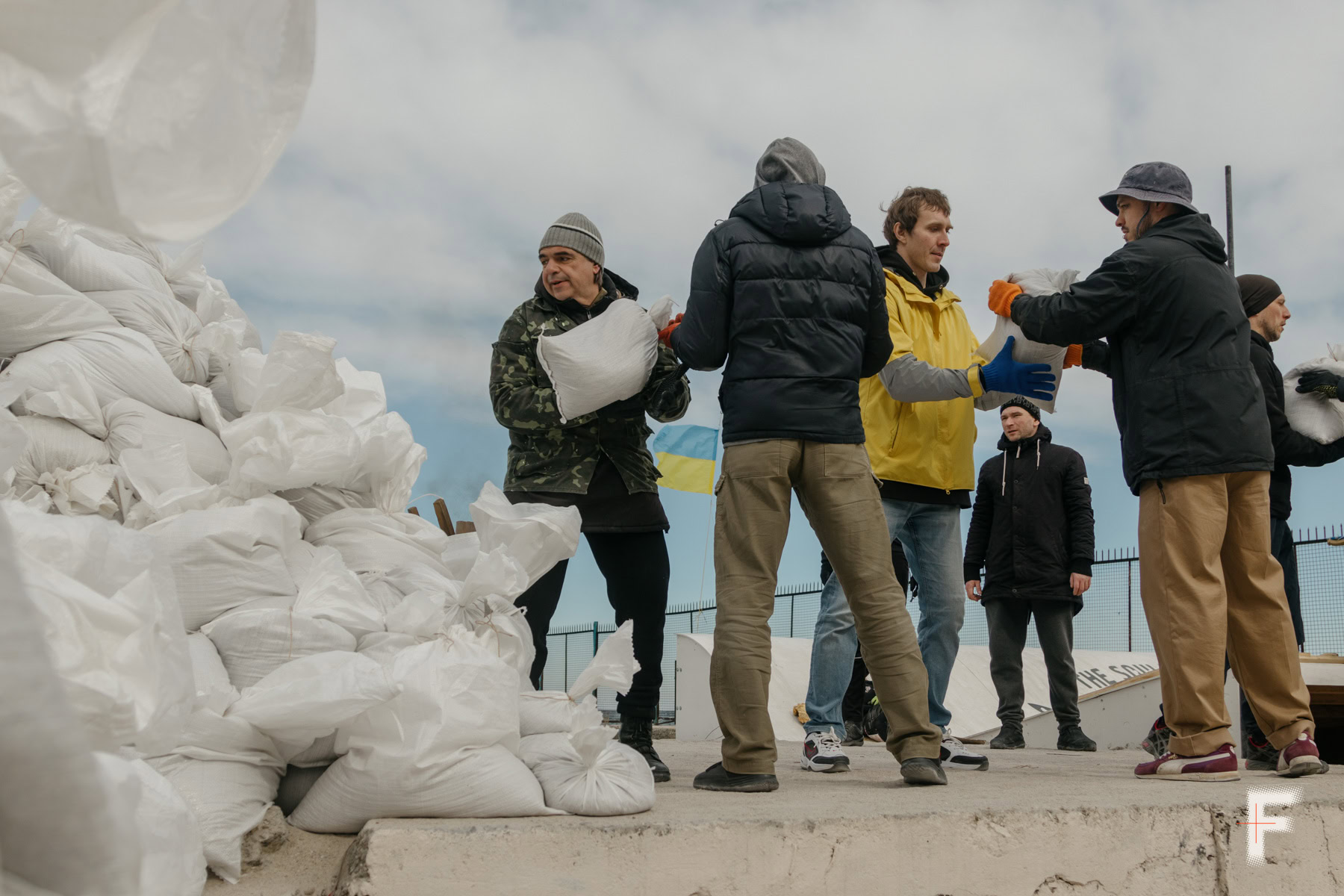 Одесити збирають пісок в мішки, Одеса, Україна, 16 березня 2022 року. Тимофій Мельников