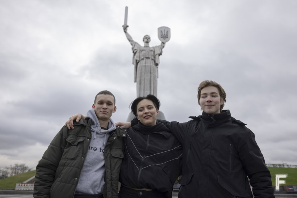 Кримчани, які втекли з тимчасово окупованого півострова Крим, (зліва направо): Дмитро Гаєвський, Поліна Кустарьова, Артем Звенигородський, Київ, Україна, 23 Грудня 2025. Максим Кішка/Frontliner