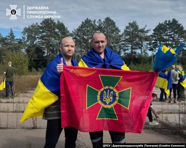 Денис Сторожук з побратимом після звільнення з полону, вереснь 2024 року