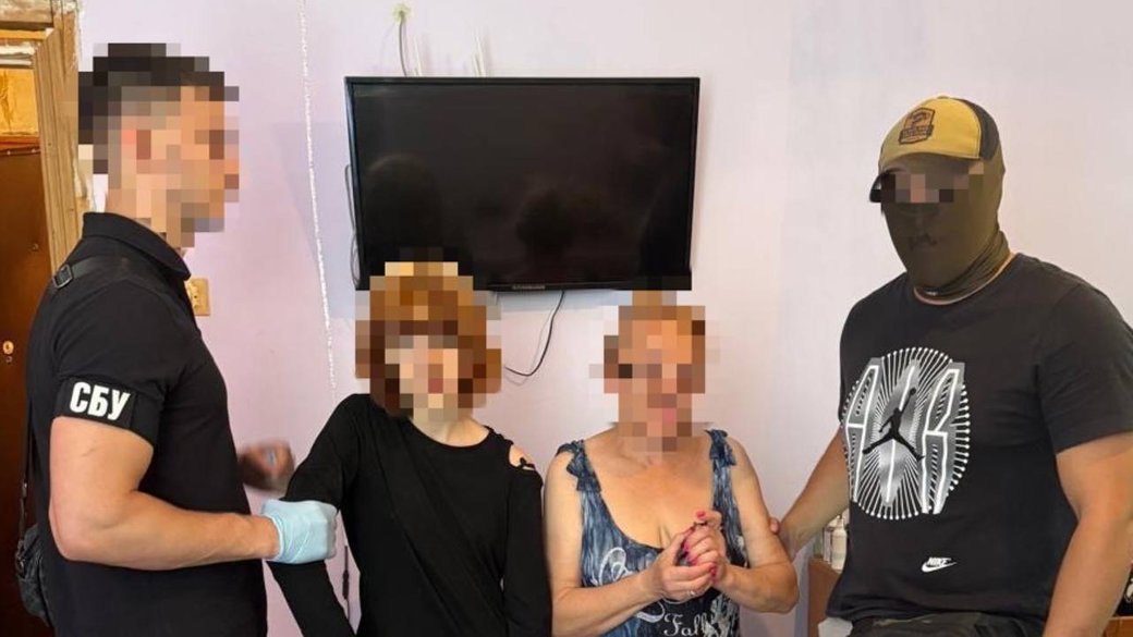 Затримання доньки й матері, яких підозрюють у роботі на спецслужби РФ — підпалі військового евакуаційного автомобіля й обладнання залізниці. 
