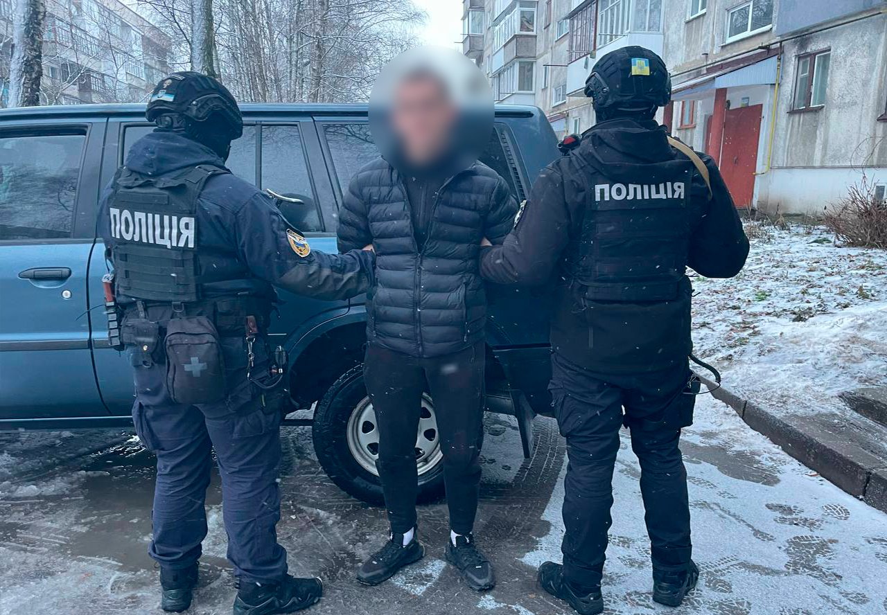 Затримання правоохоронцями учасника організованої групи злочинців, які на замовлення спалювали житло громадян у різних регіонах країни.