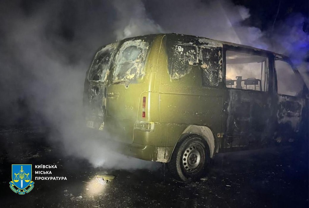 Авто військового після підпалу в Шевченківському районі Києва 12 червня 2025 р. Згодом поліція затримала місцевого мешканця, якого підозрюють у підпалі мікроавтобуса військовослужбовця на замовлення спецслужб РФ.