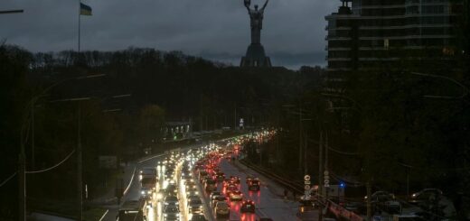 Блекаут у Києві. На бульварі Миколи Міхновського світяться тільки фари автомобілів