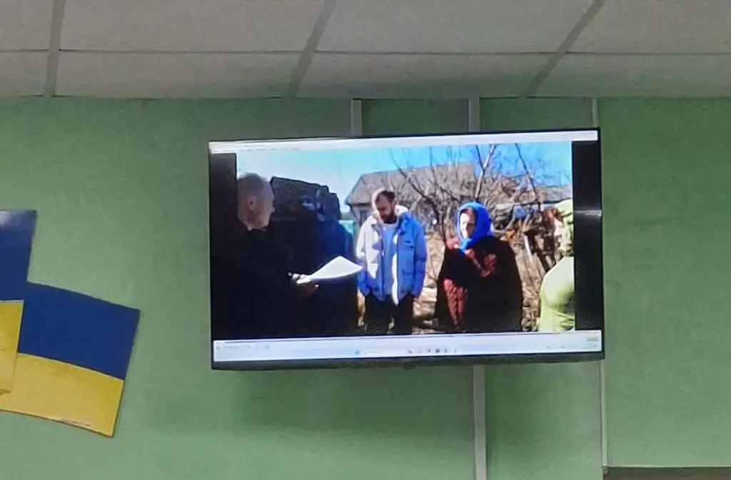 Під час слідчого експерименту потерпілий показує погріб, де його з товаришем тримали кілька днів. Фото: Наталії Найдюк для Watchers