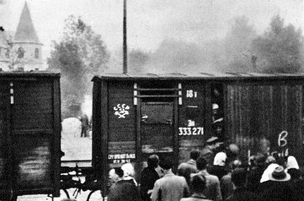 Депортація жителів Латвії. Залізнична станція Огре, 14.06.1941. Фото: Latvian Occupation Museum