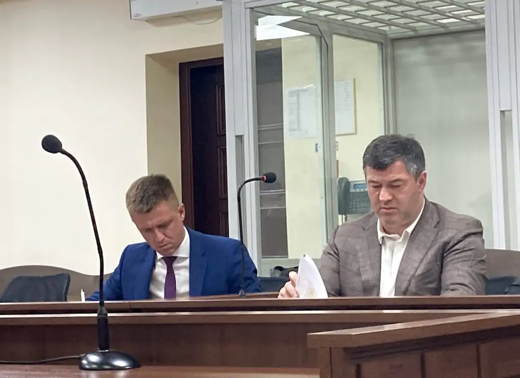Роман Насіров (праворуч) зі своїм адвокатом Костянтином Дорошенком на засіданні Вищого антикорупційного суду 24 квітня 2025. Фото: Аліна Кондратенко, Watchers