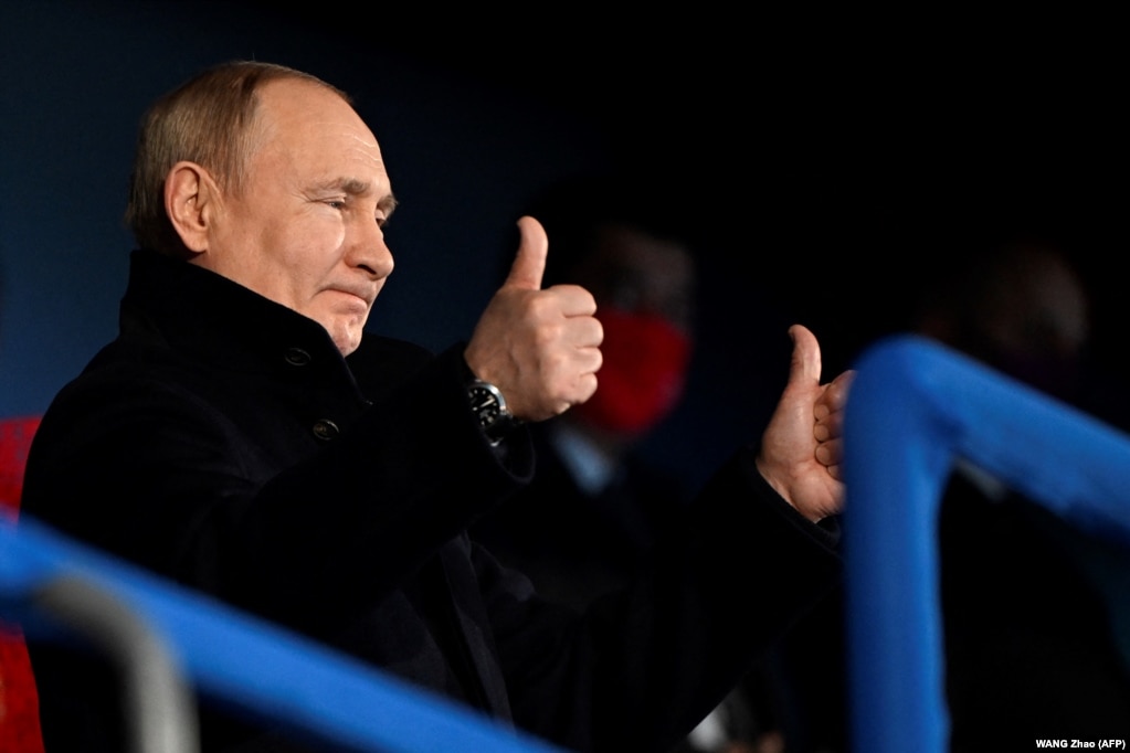 Російський президент Володимир Путін на церемонії відкриття зимової Олімпіади в Пекіні 4 лютого 2022 року. Вже тоді, як вважають, він ухвалив рішення щодо вторгнення в Україну, але невідомо, чи сказав він про це китайському лідеру Сі Цзіньпіню