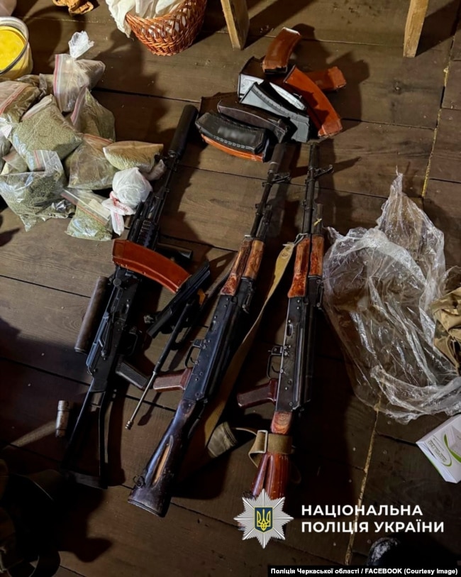 Поліція опублікувала фото з місця проживання стрільця