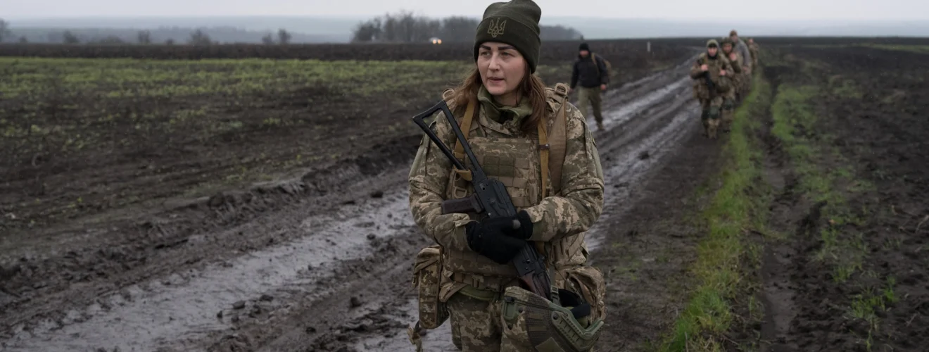 Анна на псевдо «Х» та інші колишні ув’язнені жінки йдуть на полігон, Донецька область, 2 грудня 2025 року. Надія Карпова / Frontliner