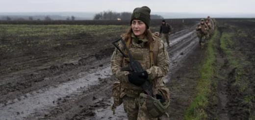 Анна на псевдо «Х» та інші колишні ув’язнені жінки йдуть на полігон, Донецька область, 2 грудня 2025 року. Надія Карпова / Frontliner