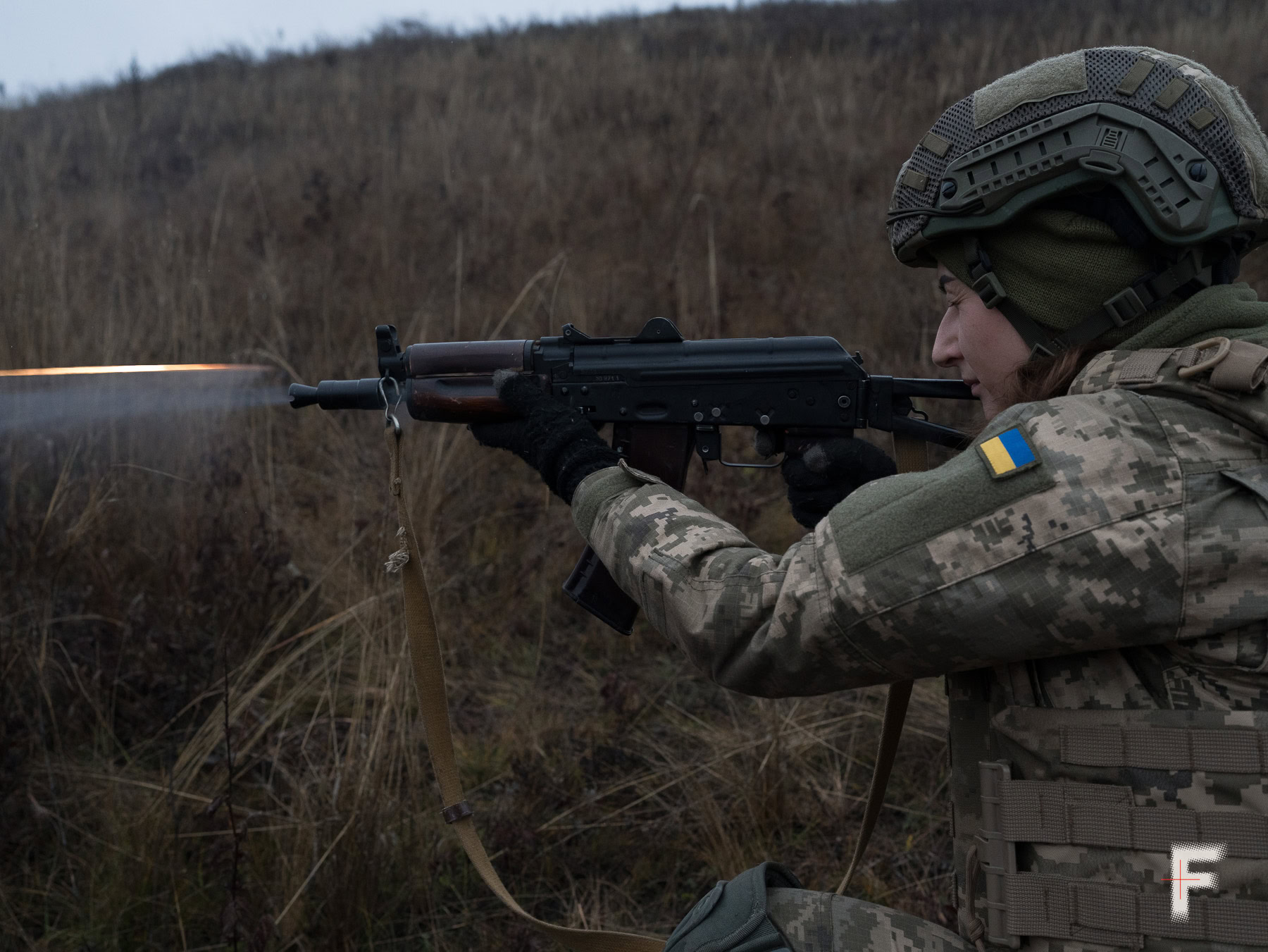 Колишня ув’язнена у військовій формі стріляє зі зброї на навчаннях.