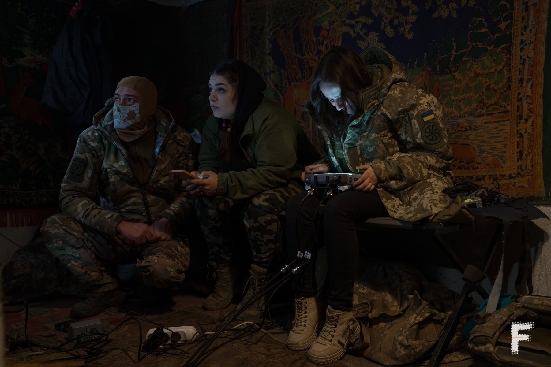 Доброволиці Ельвіра на псевдо «Ням-ням» та Марина, позивний «Чужа», тренуються літати на Mavic, Запорізька область, 13 січня 2026 року. Надія Карпова / Frontliner
