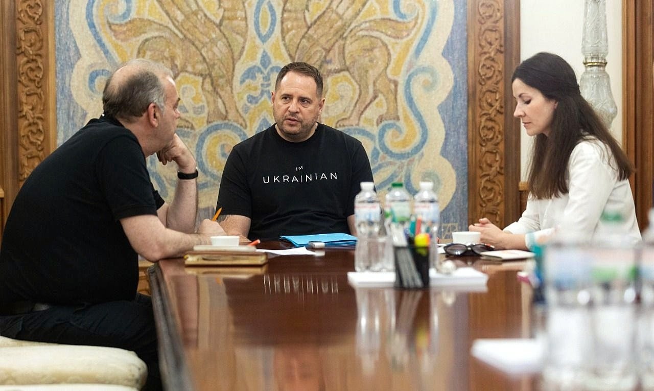 Олександр Мартиненко, Андрій Єрмак та Інна Кардаш під час одного з інтерв’ю. Фото: «Інтерфакс-Україна»