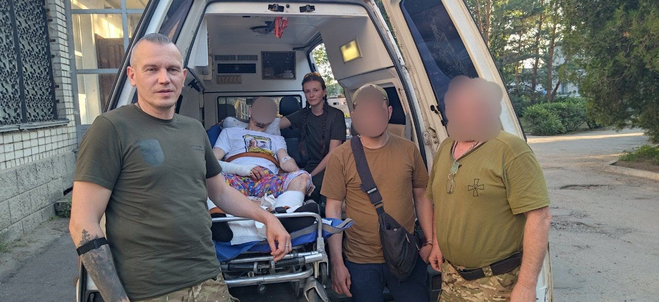 Рятувальник&nbsp; КАРС Олександр Квашук (ліворуч)