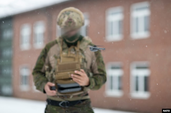 Іспанський військовослужбовець керує дроном під час навчань, 2026 рік