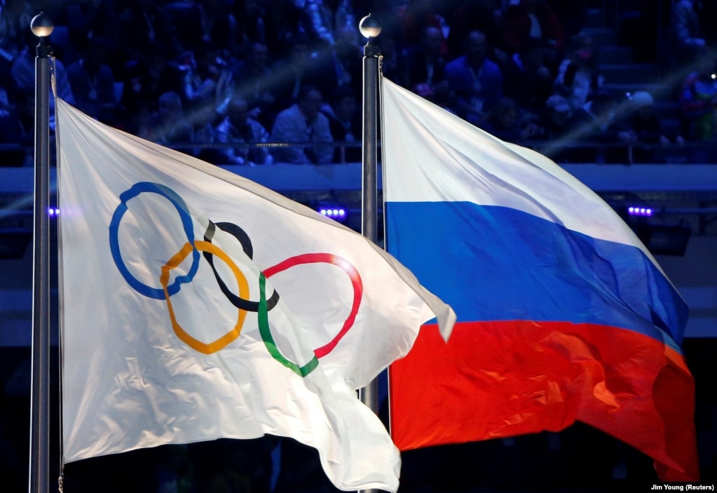 Олімпійський стяг та прапор Росії під час церемонії закриття ХХІІ зимових Олімпійських ігор в Сочі. 23 лютого 2014 року. Окупація Криму тривала вже чотири дні
