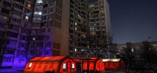 Намети в Києві, де мешканці можуть зігрітися під час відключення електроенергії після від російських ударів на цивільну інфраструктуру, січень 2026 року