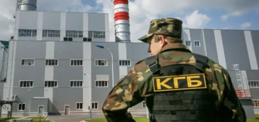 Співробітник у формі КДБ на тлі одного з білоруських підприємств / Мережеве видання "Хакасія Інформ"