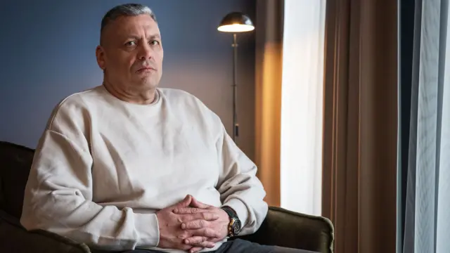 Matthew Goddard / BBCПідпис до фото,Олександру Сурановусу висунули обвинувачення у тероризмі в Литві