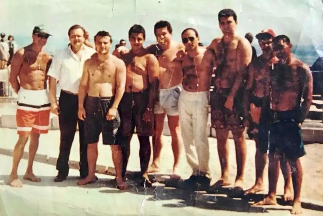Одеса, пляж «Ланжерон», 1995 рік. На фото: крайній ліворуч — Віктор Кулівар на прізвисько «Карабас». У білих штанах — Олександр Ангерт, відомий як «Ангел». Фото надіслав підписник.