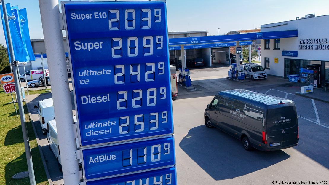 Високі ціни на бензин на заправці у Мюнхені, фото 20 березня 2026 року