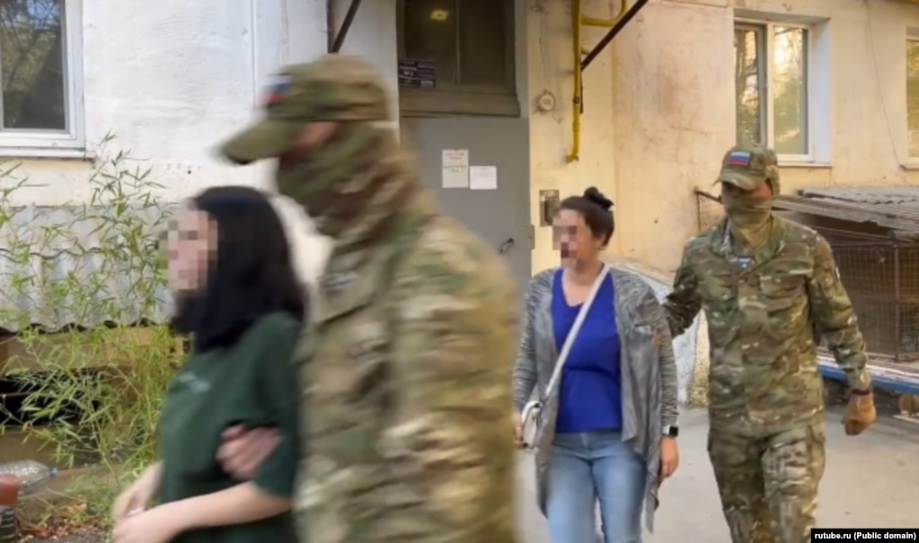 Фрагмент оперативного відео затримання ФСБ у Севастополі кримчанок Вікторії та Олександри Стрілець за звинуваченням у держзраді, літо 2024 року
