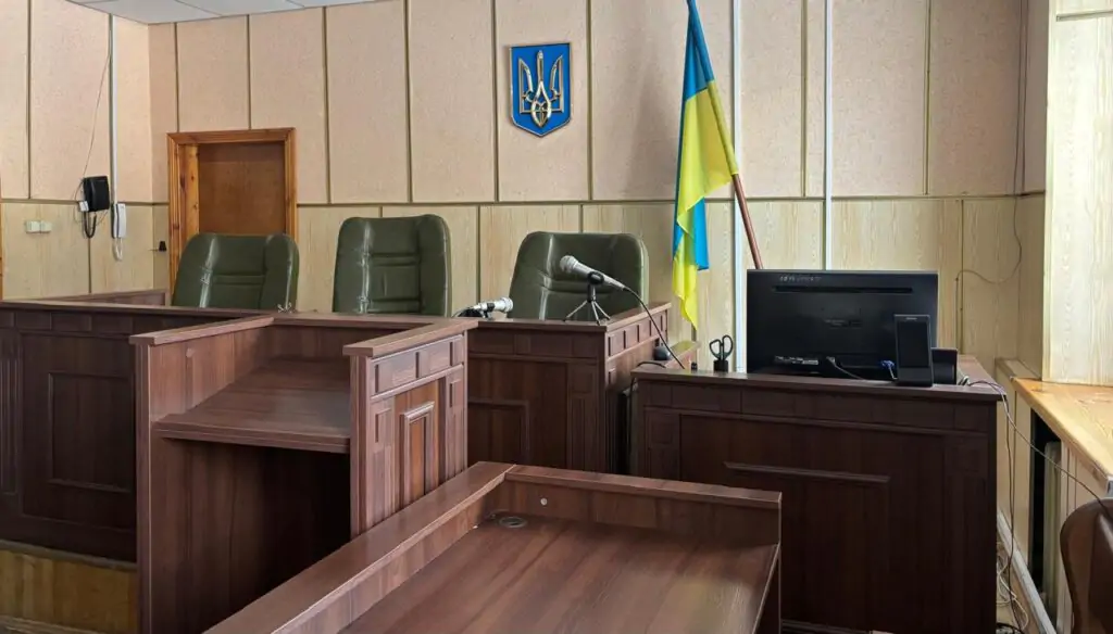 Один із судових залів, де проводять засідання навіть під час виключення світла. Фото: Watchers